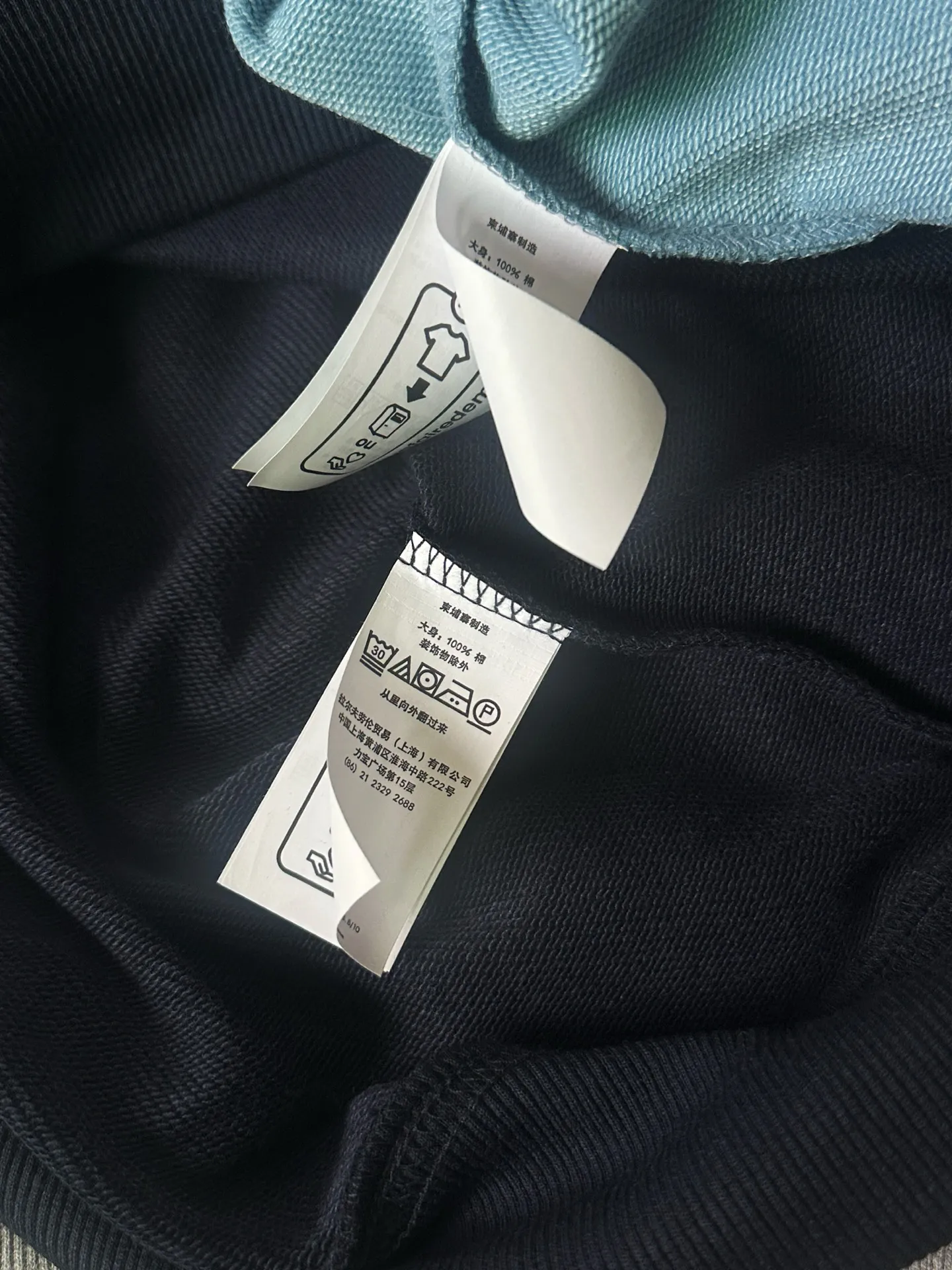 P210 Style No.: RL020] RalphLauren/Ralph Lauren 2025 new autumn and winter bear letter printed terry sweatshirt Ralph Lauren's age-reducing item, the coat fabric is made of 60% cotton➕40% polyester, which not only retains the softness, comfort and breathability of cotton, but also adds the wear resistance and wrinkle resistance of polyester fiber, making the clothes more durable and easy to care for. Even in slightly cooler weather, you won't feel stuffy when wearing it. This kind of fabric has a natural crisp feel and is not easy to pill or deform. The bear on the chest is printed with English letters. It is full of color, full of three-dimensionality, and lifelike, adding a bit of liveliness and interest to the whole sweatshirt. There is no pressure to dress, regardless of age or gender. Complete accessories! Color: white, navy blue, colorful orchid, floral gray Size: S-xL S shoulder width 53 bust 110 length 67 sleeve length 58 M shoulder width 54 bust 114 length 69 sleeve length 59 L shoulder width 55 bust 118 length 71 sleeve length 60 xL shoulder width 56 bust 122 length 73 sleeve length 61